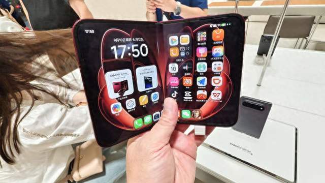 小米首款“中折叠”手机18 Fold上市起售价创历史对标华为阔折叠