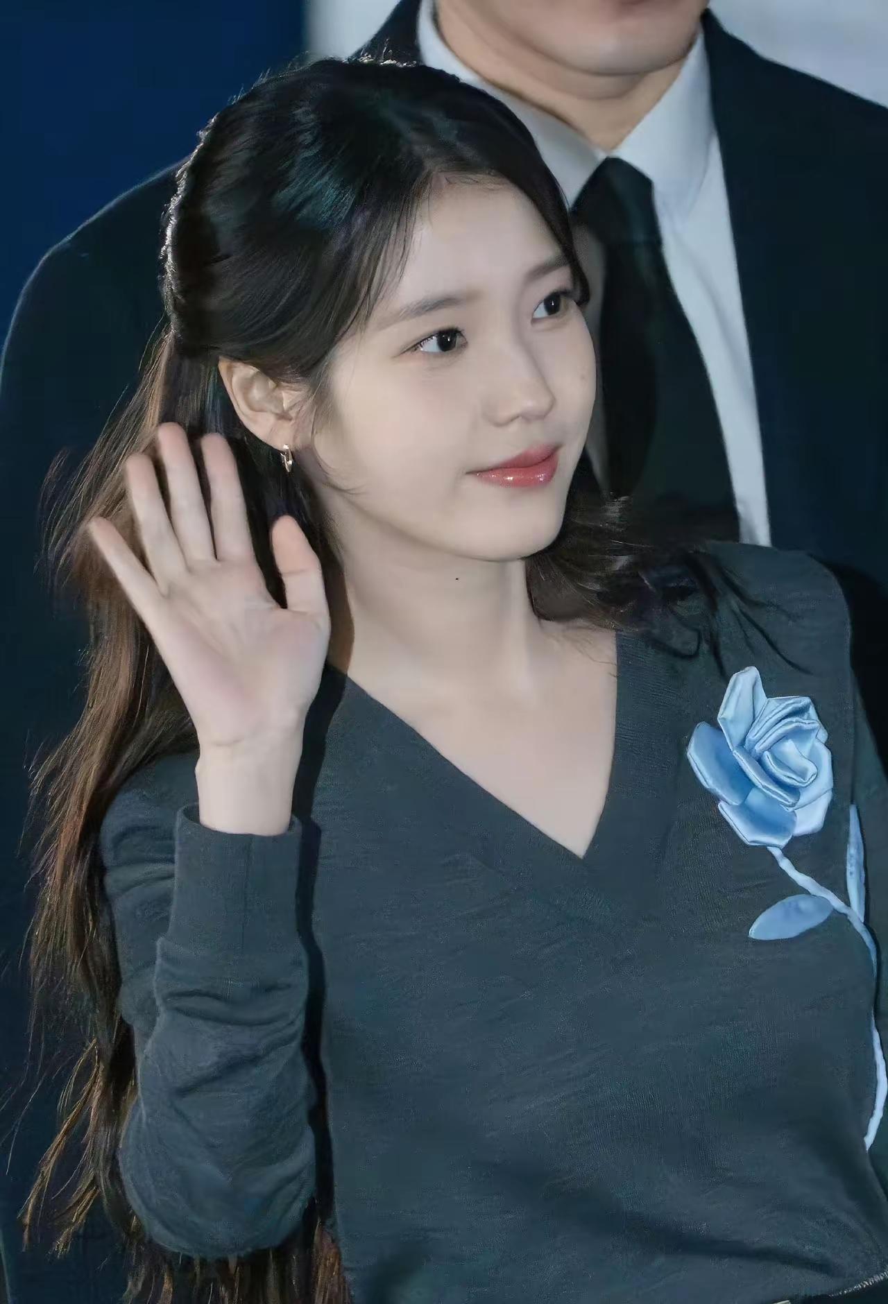 超级喜欢的IU李知恩/优雅红毯时刻，微笑挥手致意，尽显迷人魅力！李知恩 李知恩自