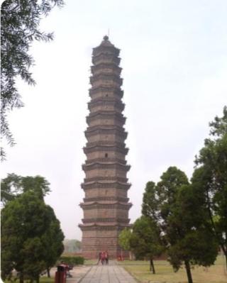开宝寺琉璃塔
在中原大地的腹地，黄河水日夜奔流，冲刷着岁月的痕迹，也沉淀下无数王