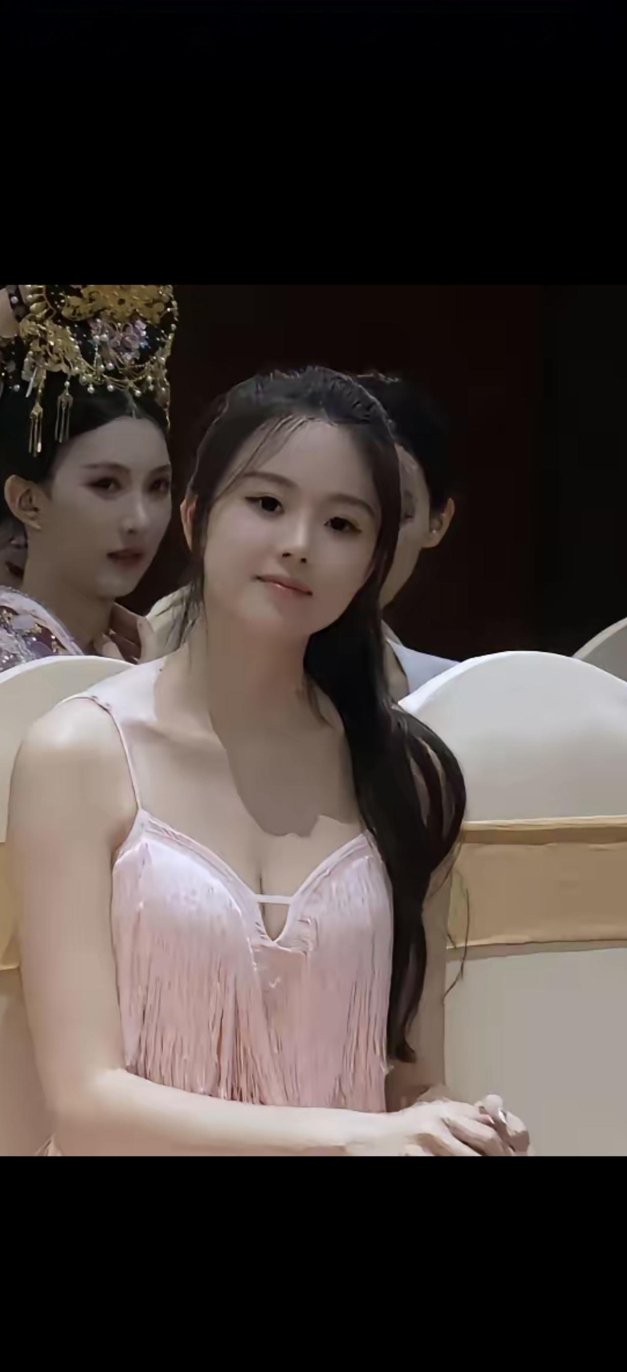 粉衣美人坐，金冠映华堂。