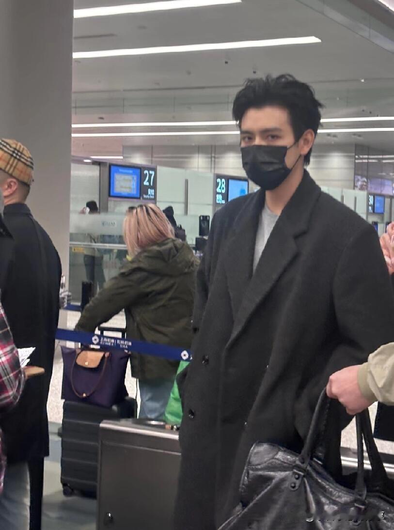 这是哪一个男明星，看他的眼睛深邃，满眼都是戏，估计是一个很会演戏的男明星吧。
