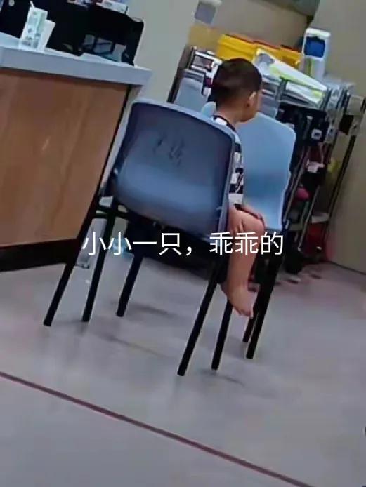 一个母亲静静地在家里离世了，她的身边有一个小小、乖乖的他。看到有人说，他现在已经