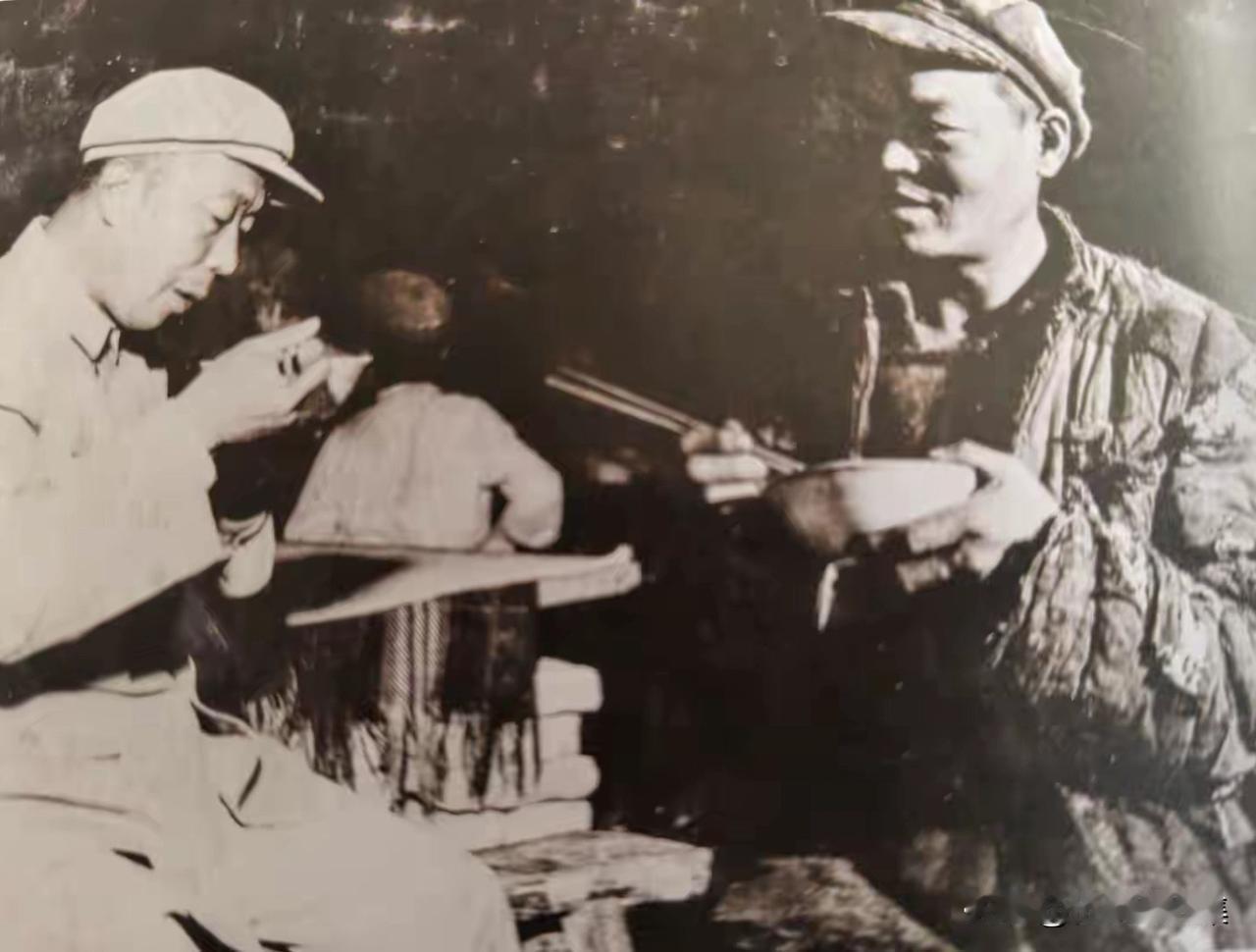 1961年4月，王昭同志（左）奉命到青海工作，任青海省委第二书记，同年8月代理省