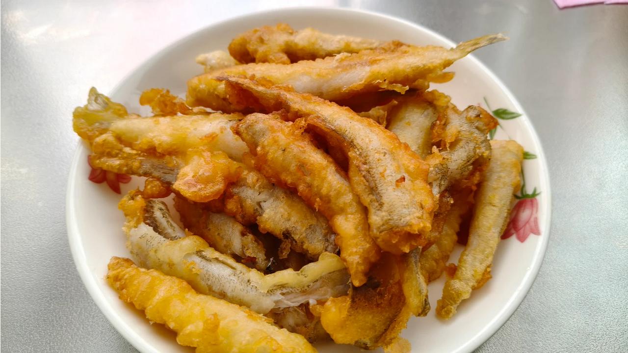 秋日里，特别喜欢油炸沙丁鱼，酥酥的嫩嫩的香香的，不用多吃，一口解决问题[耶]