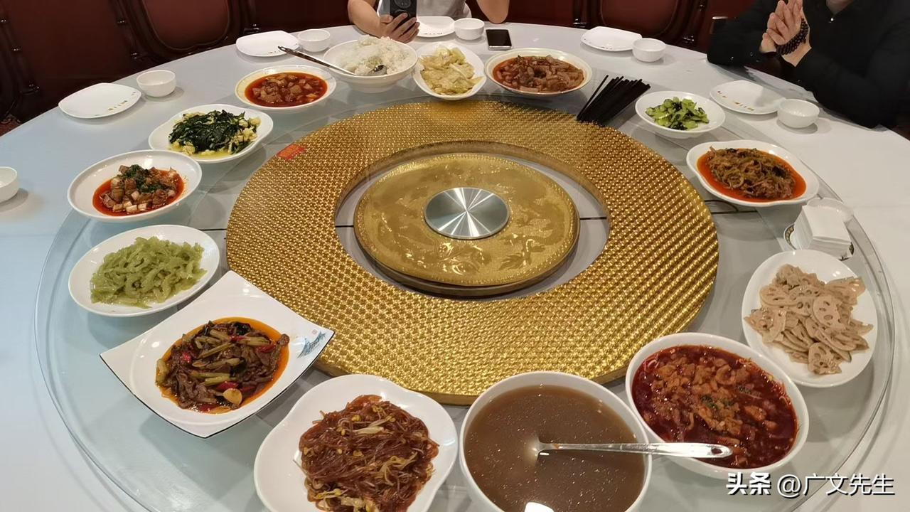 第一张是别人的工作餐，第二张是我的工作餐。唉，不能比啊！