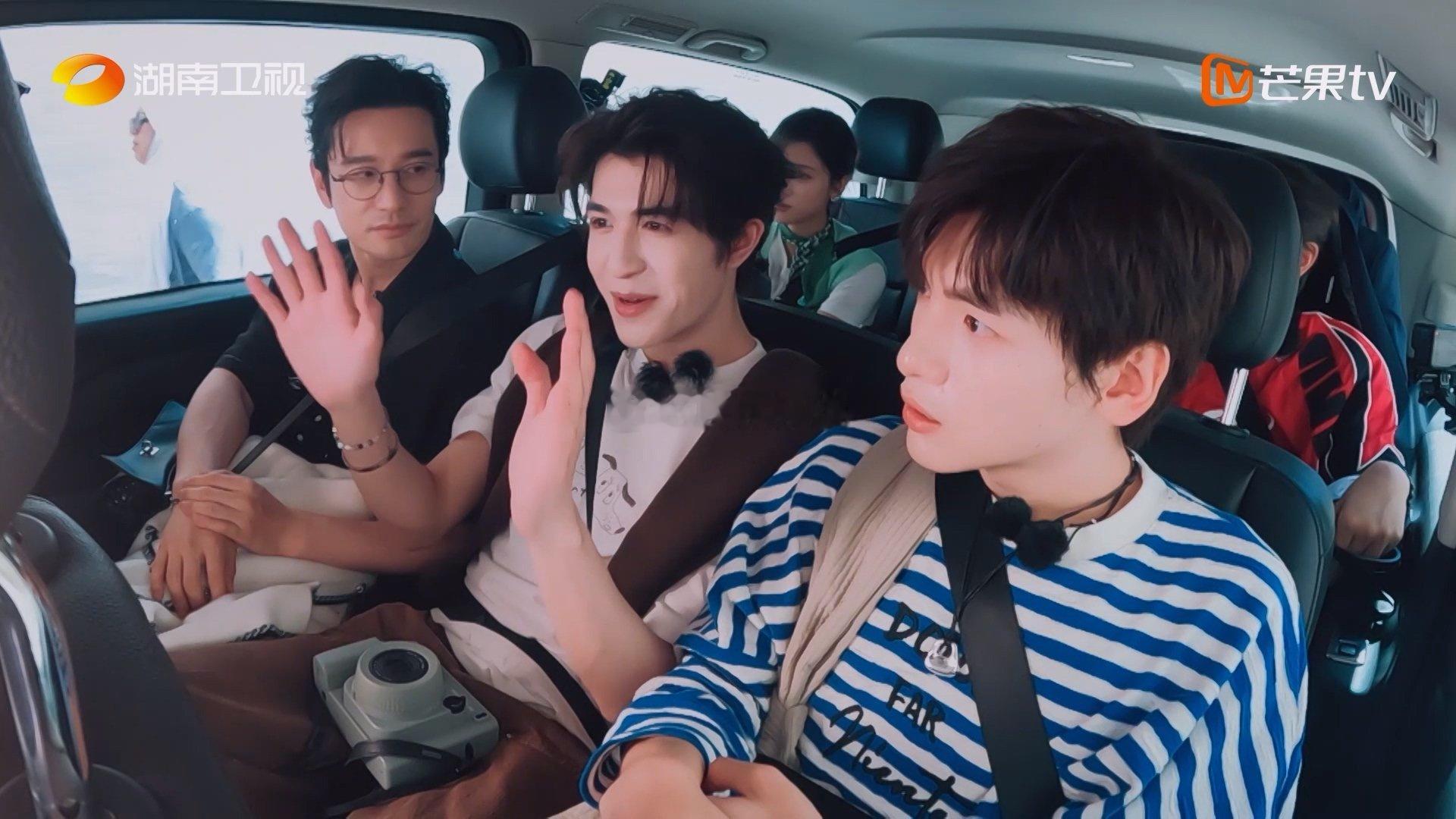 尹浩宇创4主题曲唱懵黄晓明 车上惊喜连连，尹浩宇和翟潇闻突然合唱创4主题曲，黄晓