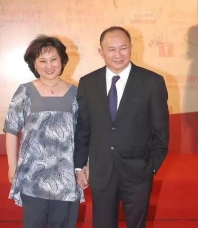 2012 年，著名导演吴宇森确诊淋巴癌中期，变卖了北京的房产去美国治病。没想到 