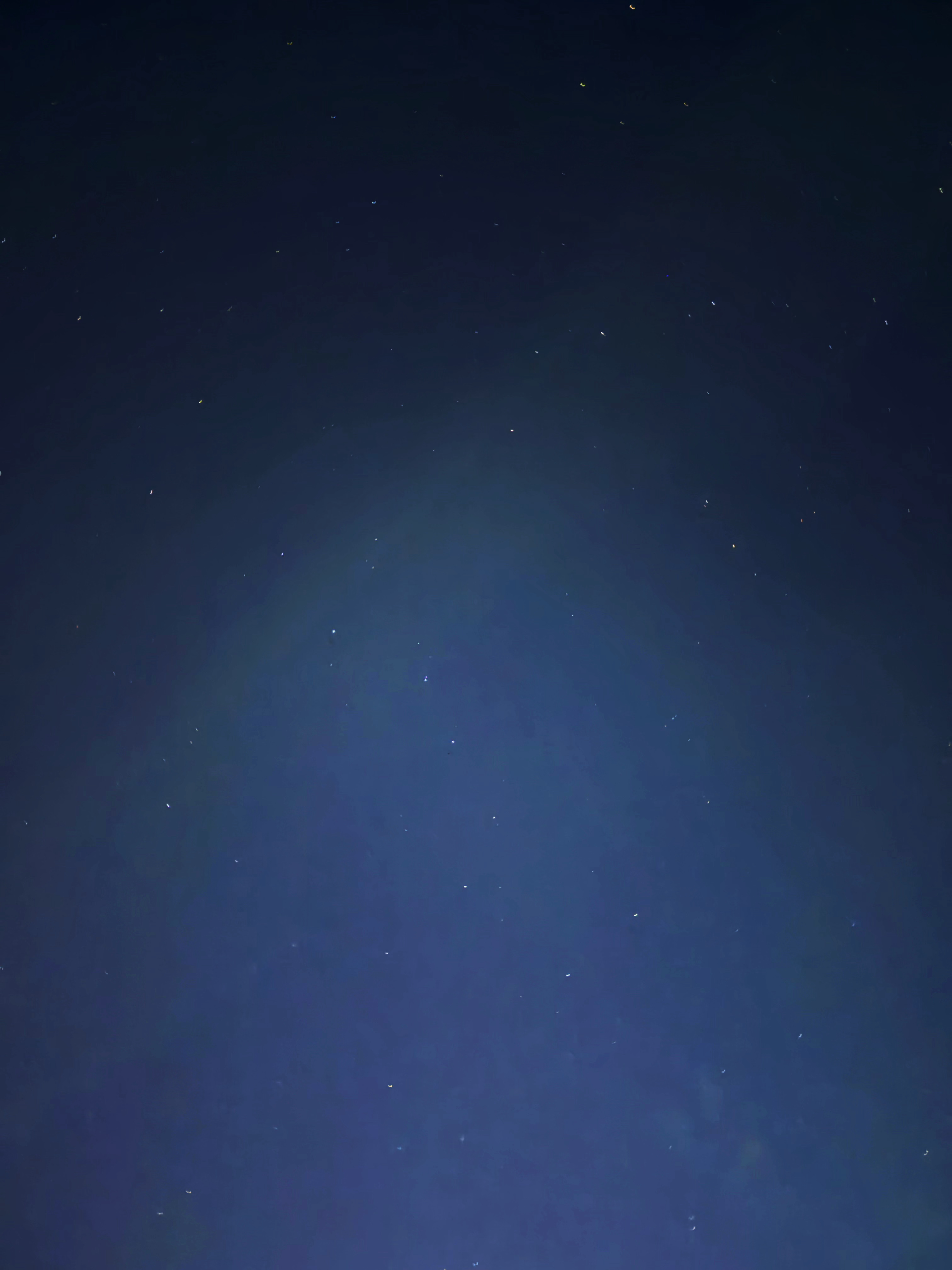 童年盛夏的夜晚，总爱仰起头望着星空。星光忽闪，似近在眼前，又远在天涯。那时对宇宙