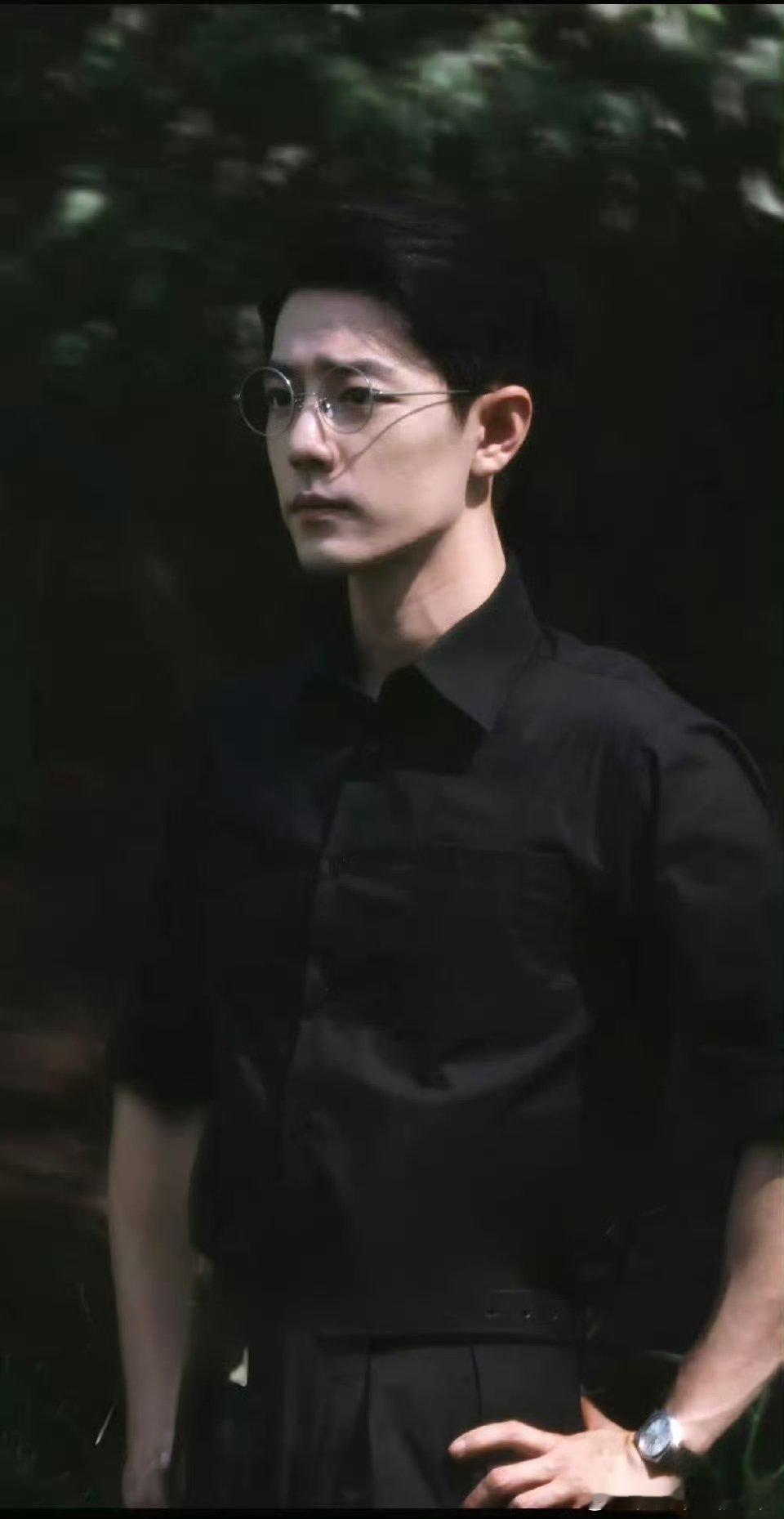 肖战任少白黑衣路透肖战任少白黑衣造型路透 肖战就是如此有压迫感[拜托][拜托]肖