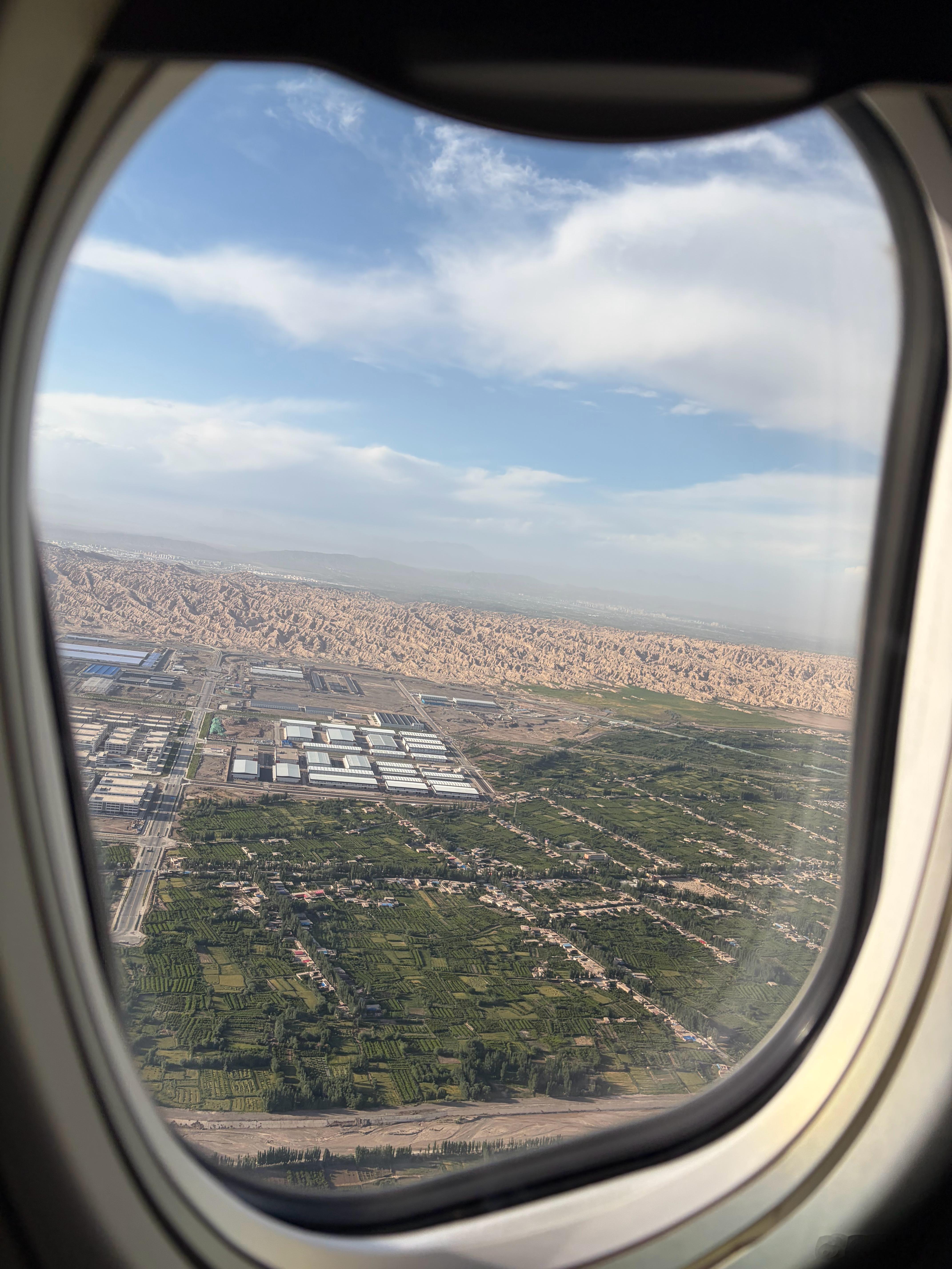 喀什出发，飞北京。日落时分的飞机✈️总能拍到地平线！落地，继续用ET9的商旅接机