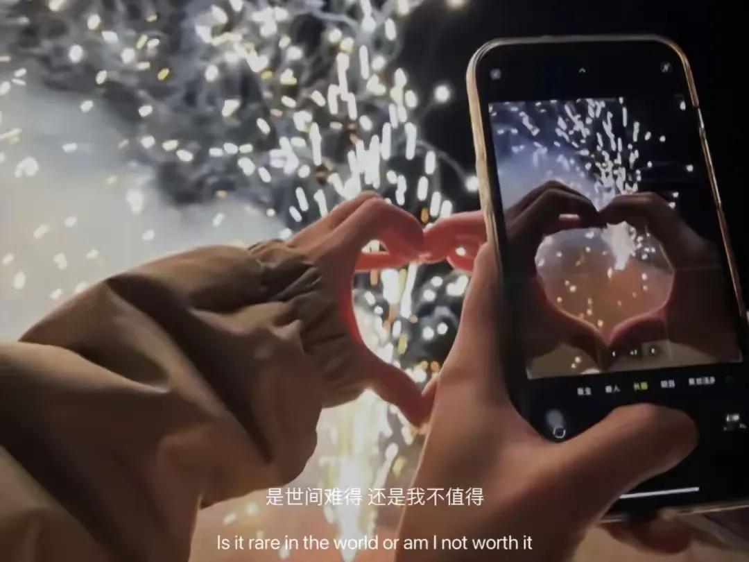 其实真的好介意，只是习惯笑着说没关系。心中的那份在意，如藤蔓般悄然生长，紧紧缠绕