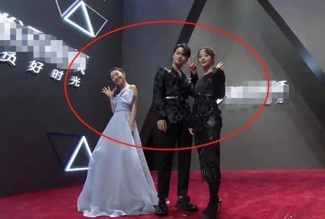 许凯是有多不喜欢周冬雨啊[笑cry]对她是一点儿眼神都不给……周冬雨站在旁边就像