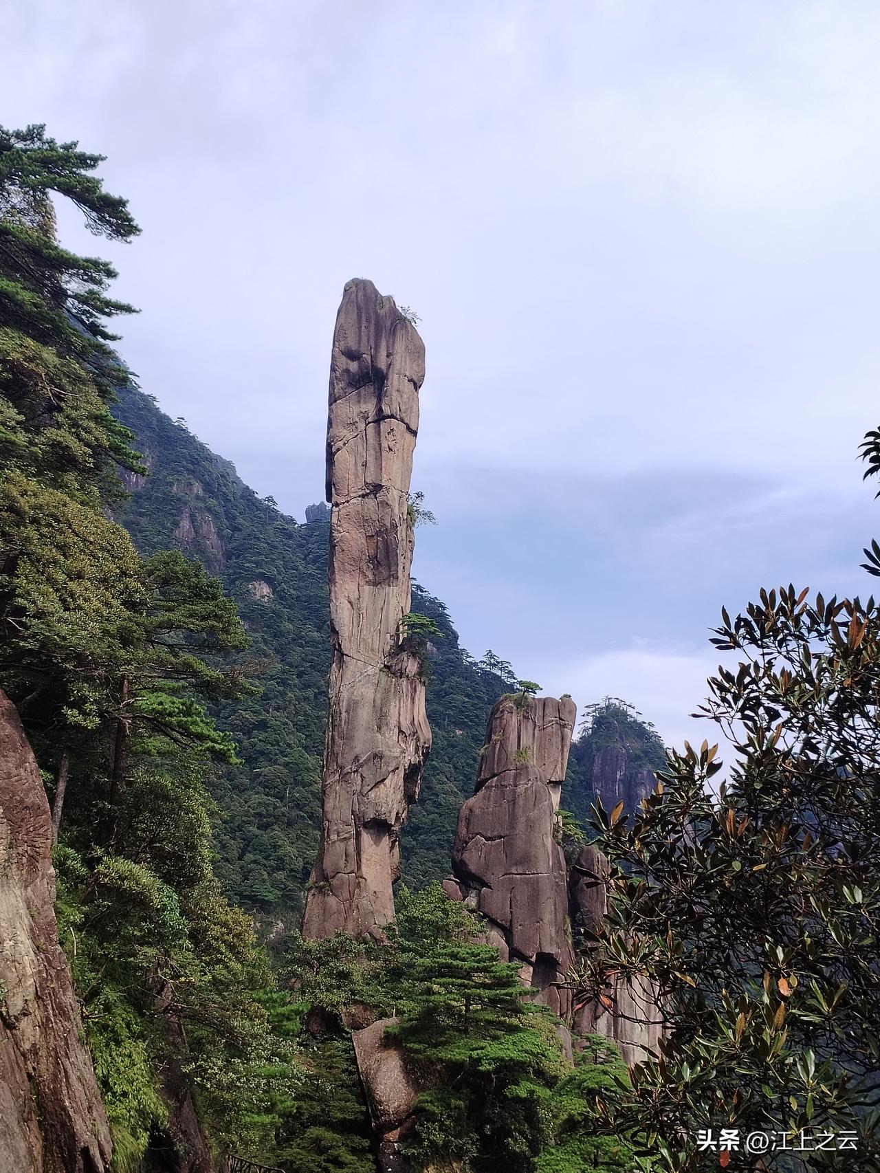 你见过什么样的三清山?
三清山，位于江西省上饶市，有“小黄山”之称，但是，实际游