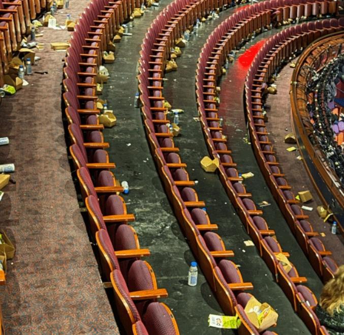 2026年3月15日晚，第98届奥斯卡颁奖典礼在落幕。颁奖结束后，剧院内部垃圾遍