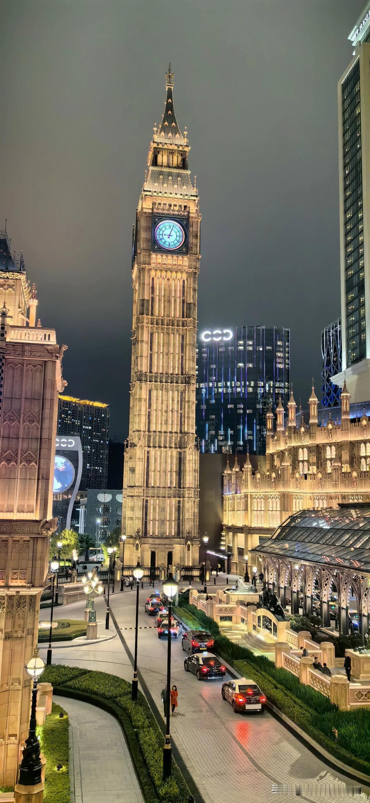 #分享一张夜晚的随手照片#这是今年我在澳门特别行政区旅游时，拍下的路氹区填海区的