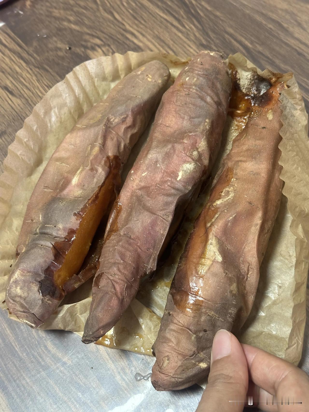 烤的好吃,你们喜欢吃烤红薯吗?
寒冷的冬天一来，地铁口就烤红薯味十足，每次路过都