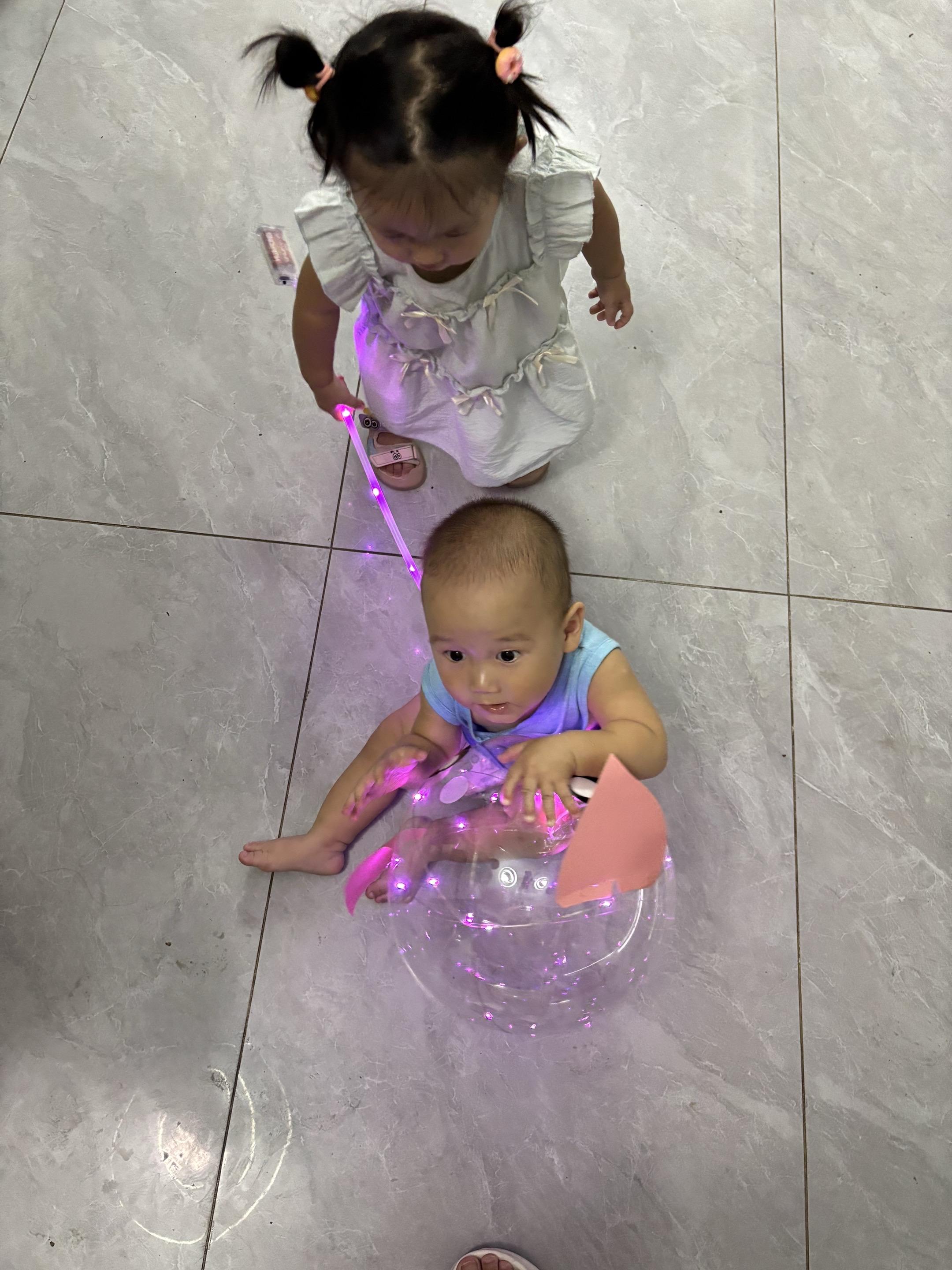 人类幼崽长成记 宝宝馋了 可爱的小脚丫