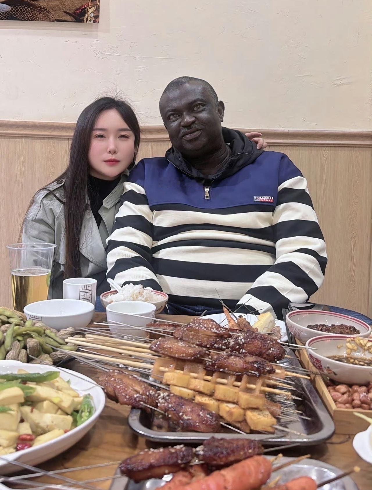 这个反差也太大了点吧，漂亮的女孩，帅气的颜色小伙，堪称绝配。要是那个说这不是神仙