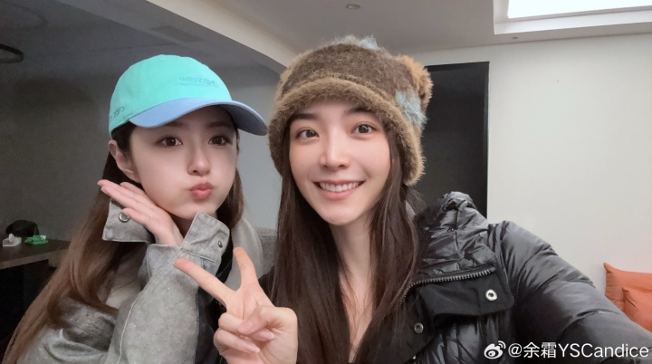 余霜晒与王小七合照：每天和我7混吃混喝