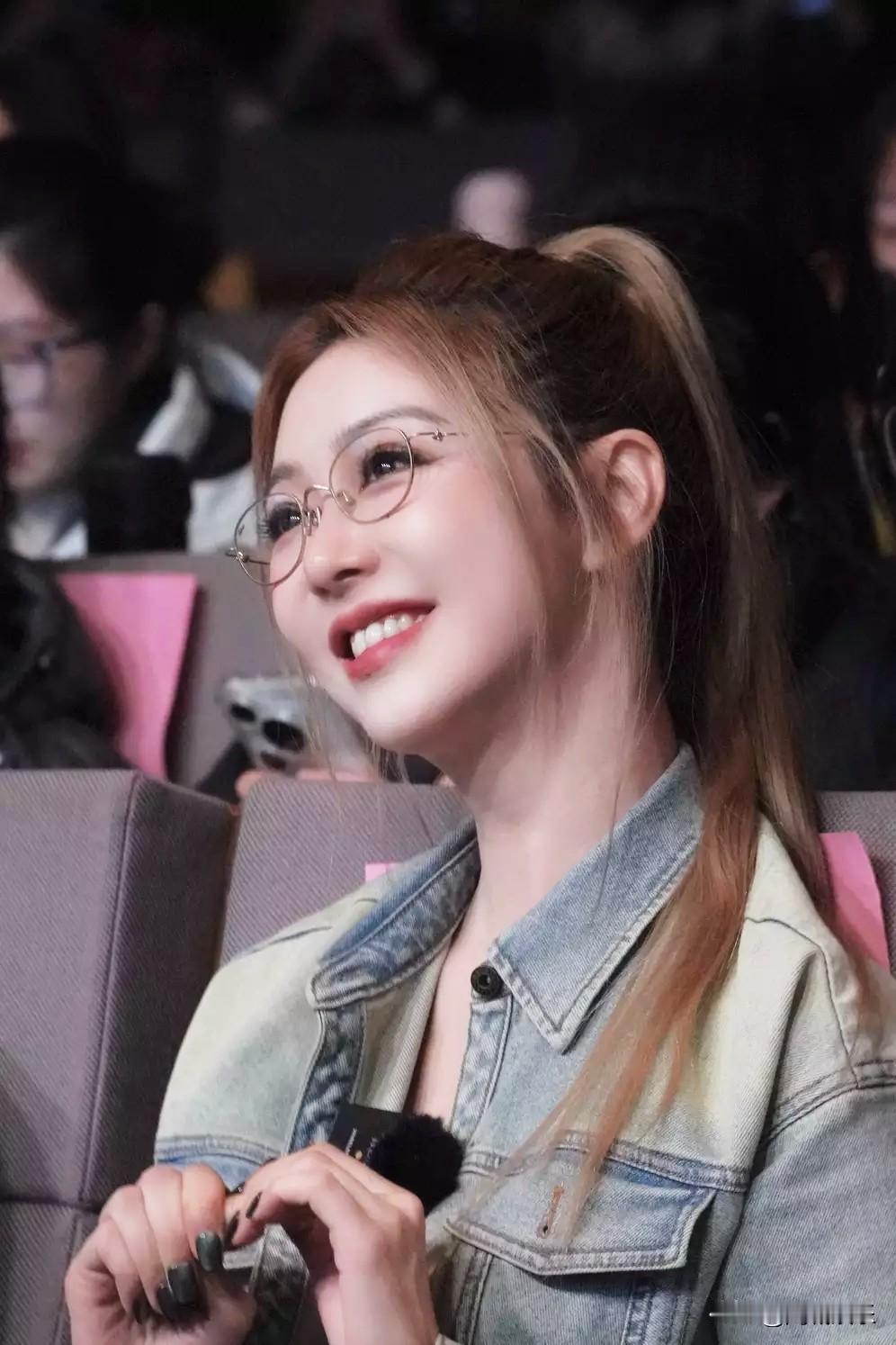 谁被薛凯琪新造型戳中了？牛仔外套搭高马尾，青春感直接溢出屏幕！侧颜精致眼神温柔，