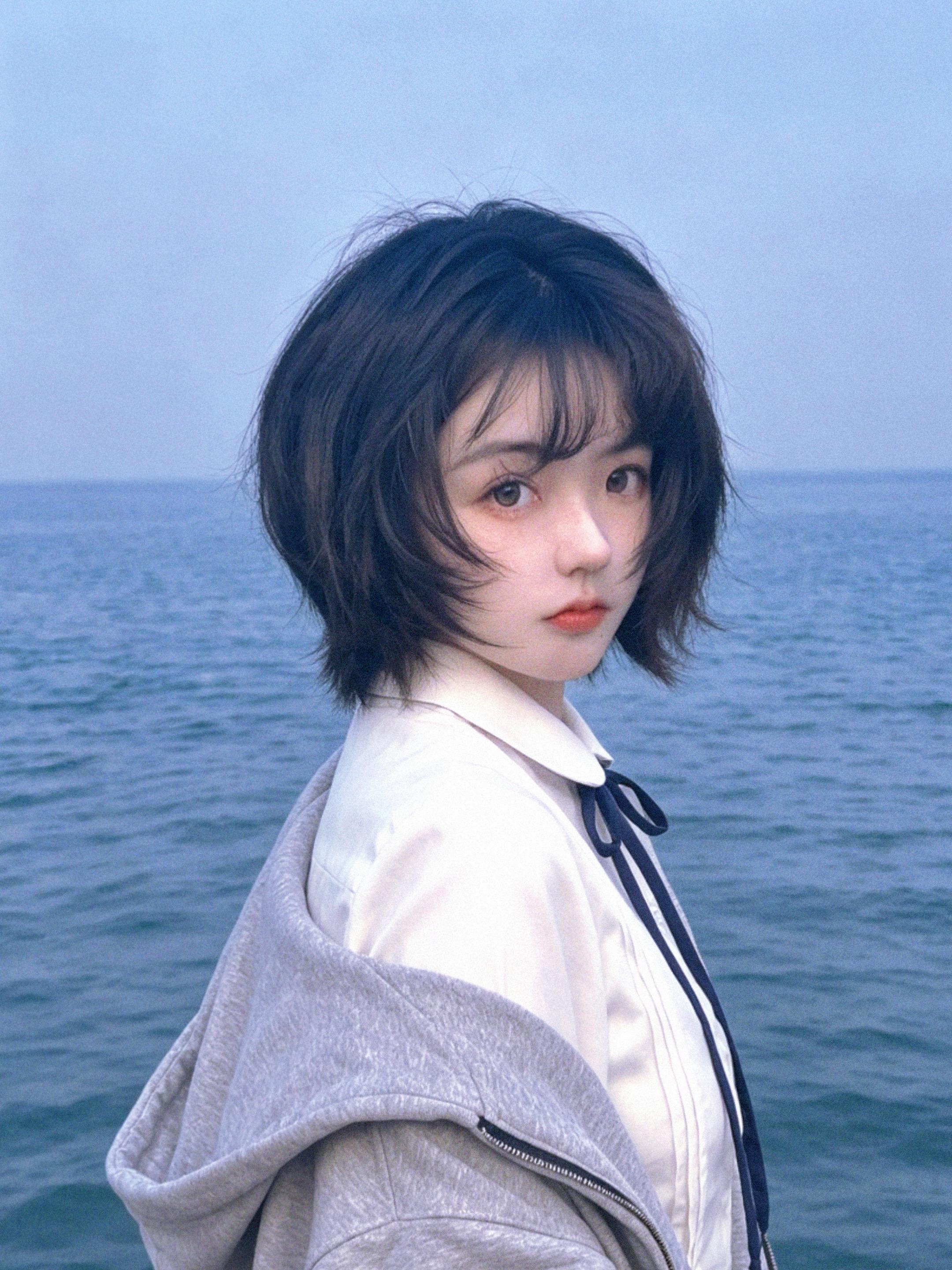 “我们坐在岩石上看海"