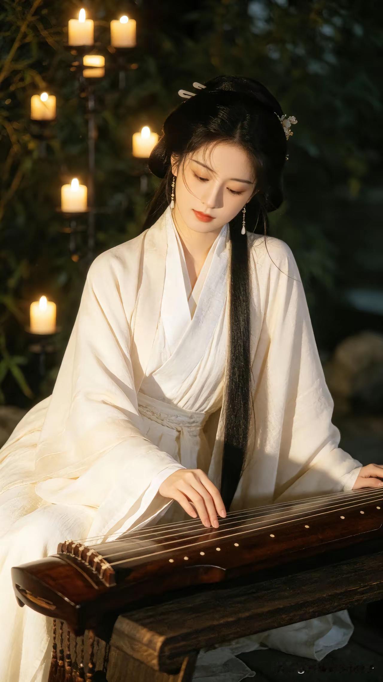 素手调弦烛影深，
商声未落已沾襟。
曲中解得飘零意，
异乡游子倍思亲。