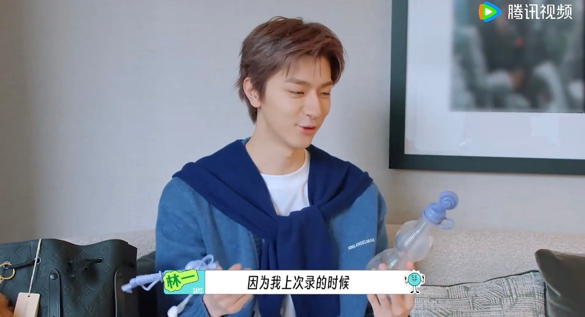 林一为进军歌坛开始做准备了 这段采访花絮带来满满的惊喜感，林一拿出练声水瓶认真细