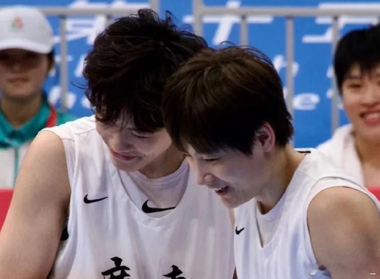 “我们一起登上最高领奖台，手牵手，一起见证夺冠，我们一直陪伴着彼此”“你陪我走过