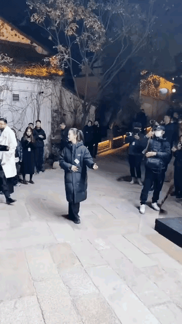 难怪李现资源越来越好了，看得出老板杨天真是真的很喜欢他！经常带着他参加活动！两人