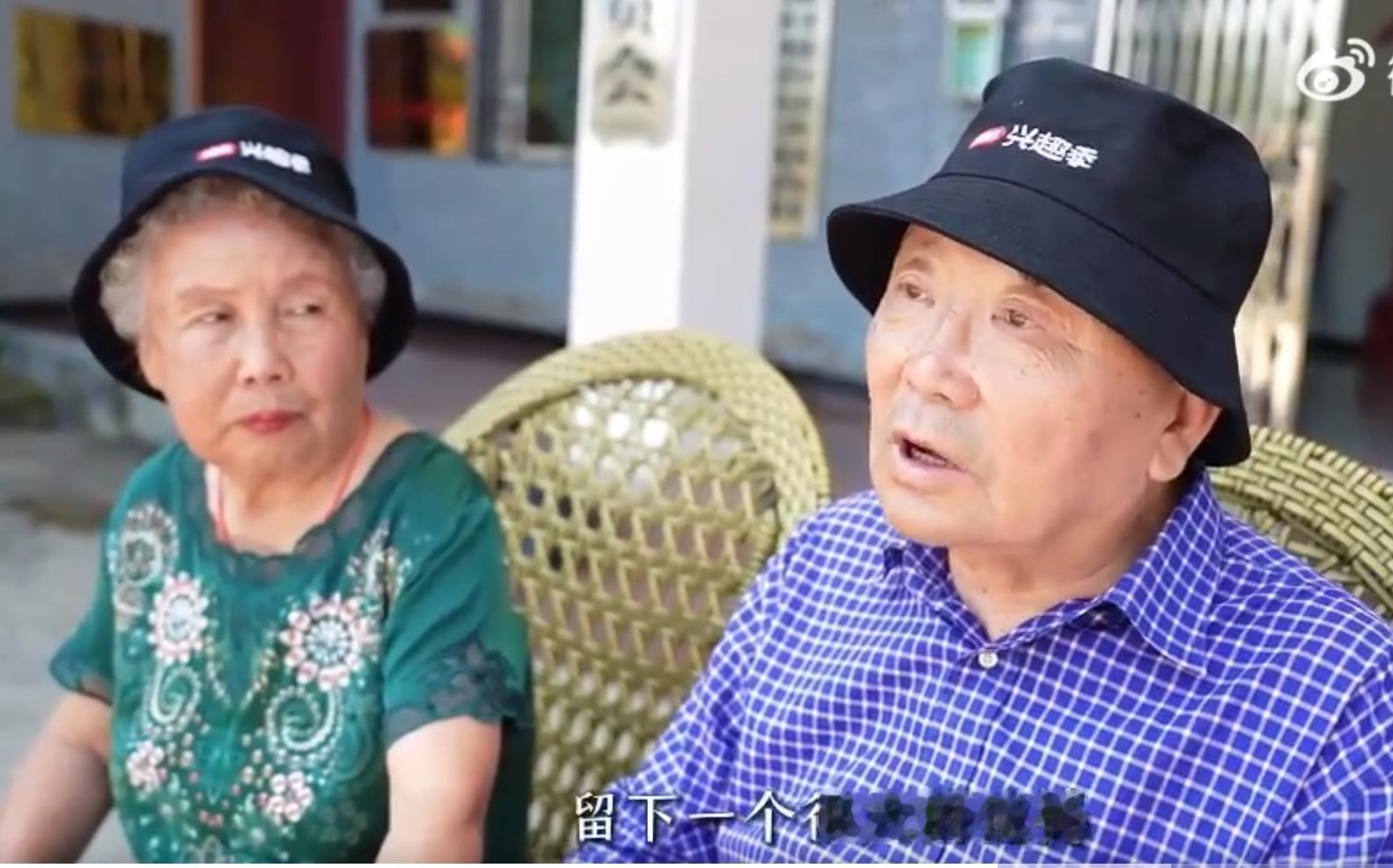 78岁爷爷坐轮椅为金婚妻子旅拍78岁爷爷坐轮椅为老伴补拍婚纱照，40年镜头定格的