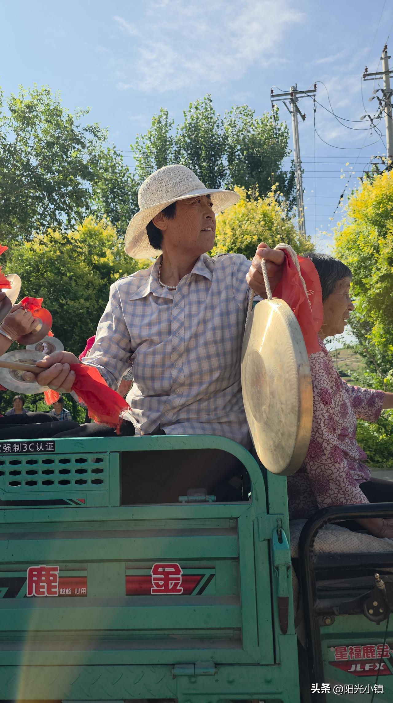 村里古老的仪式——祁雨……

今天早上，村里有些中老年妇女，自发组织了一个活动，