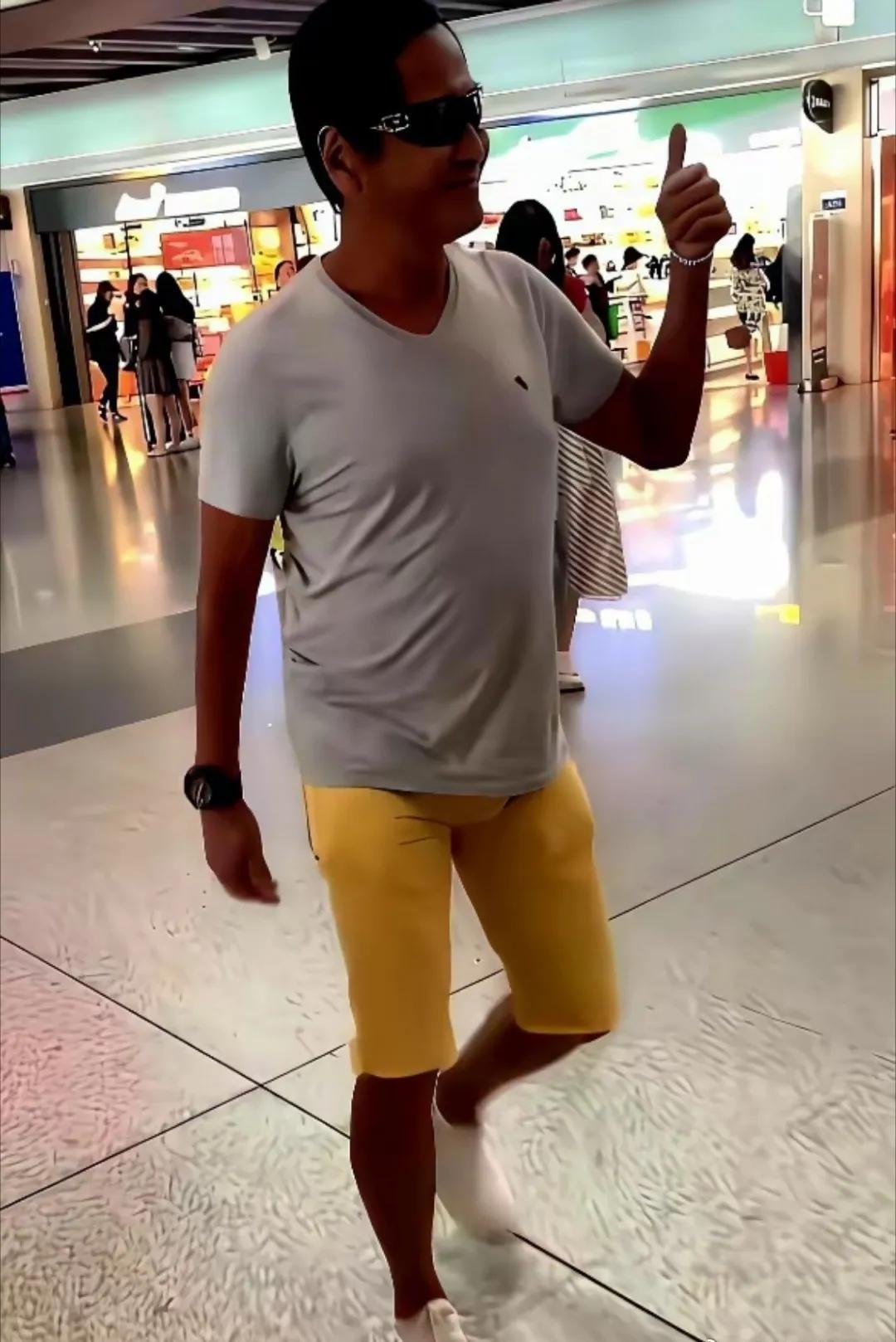 小哥齐秦穿衣风格还是一如既往的的专一，主打一个“紧身”。不管是年轻时候还是现在，