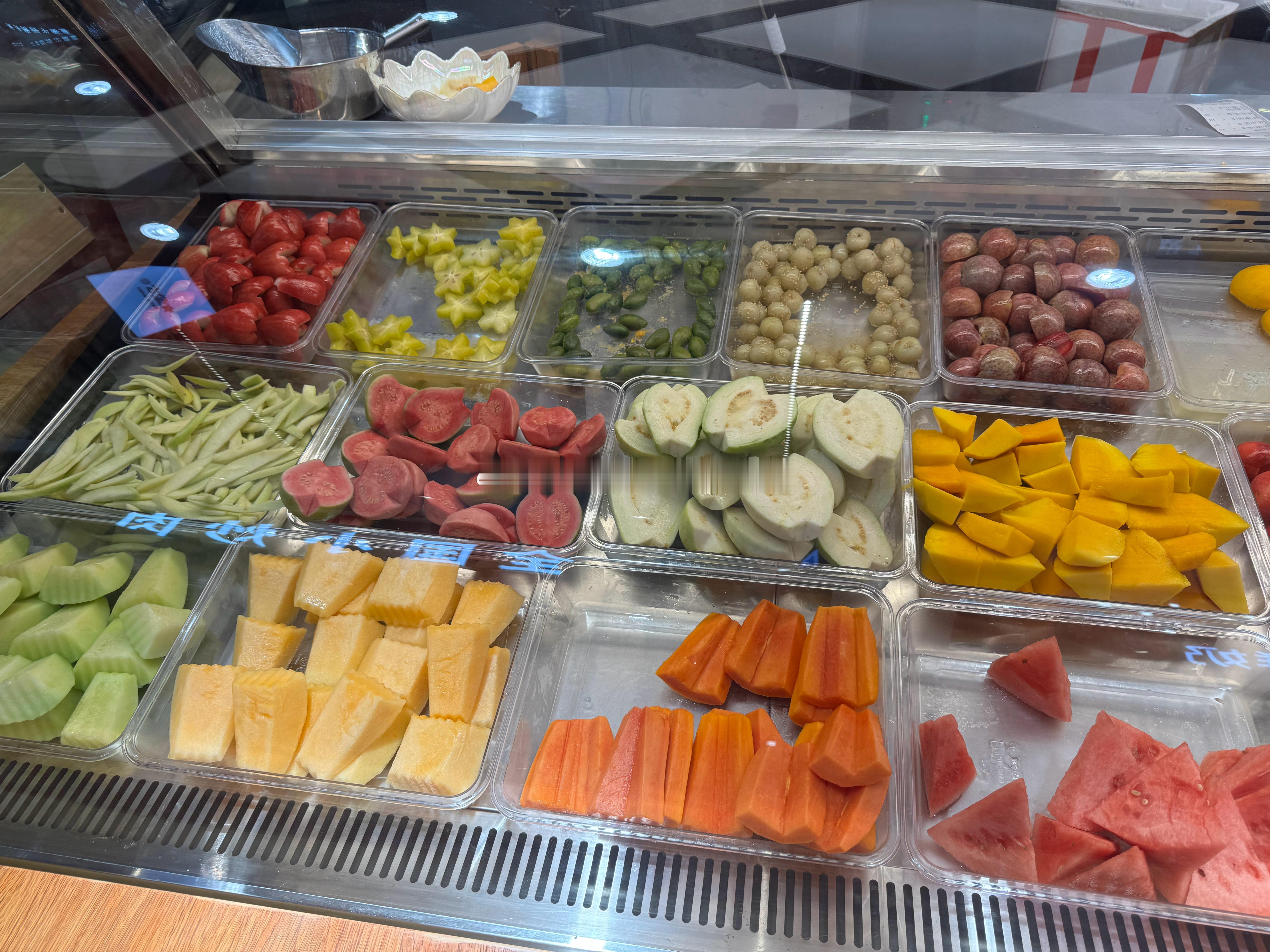 华茂新开了一家水果店。蛮好吃的。很爱 ​​​