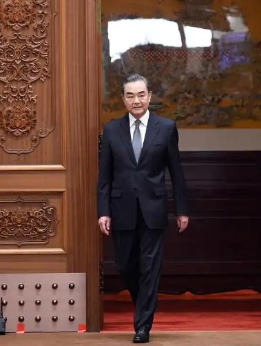 王毅外长对日本首相的称呼变了，从直呼其名“高市早苗”改成了“日本现职领导人”。这