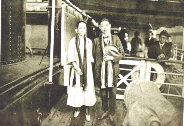 梅兰芳与夫人王明华在赴日轮船上的合影