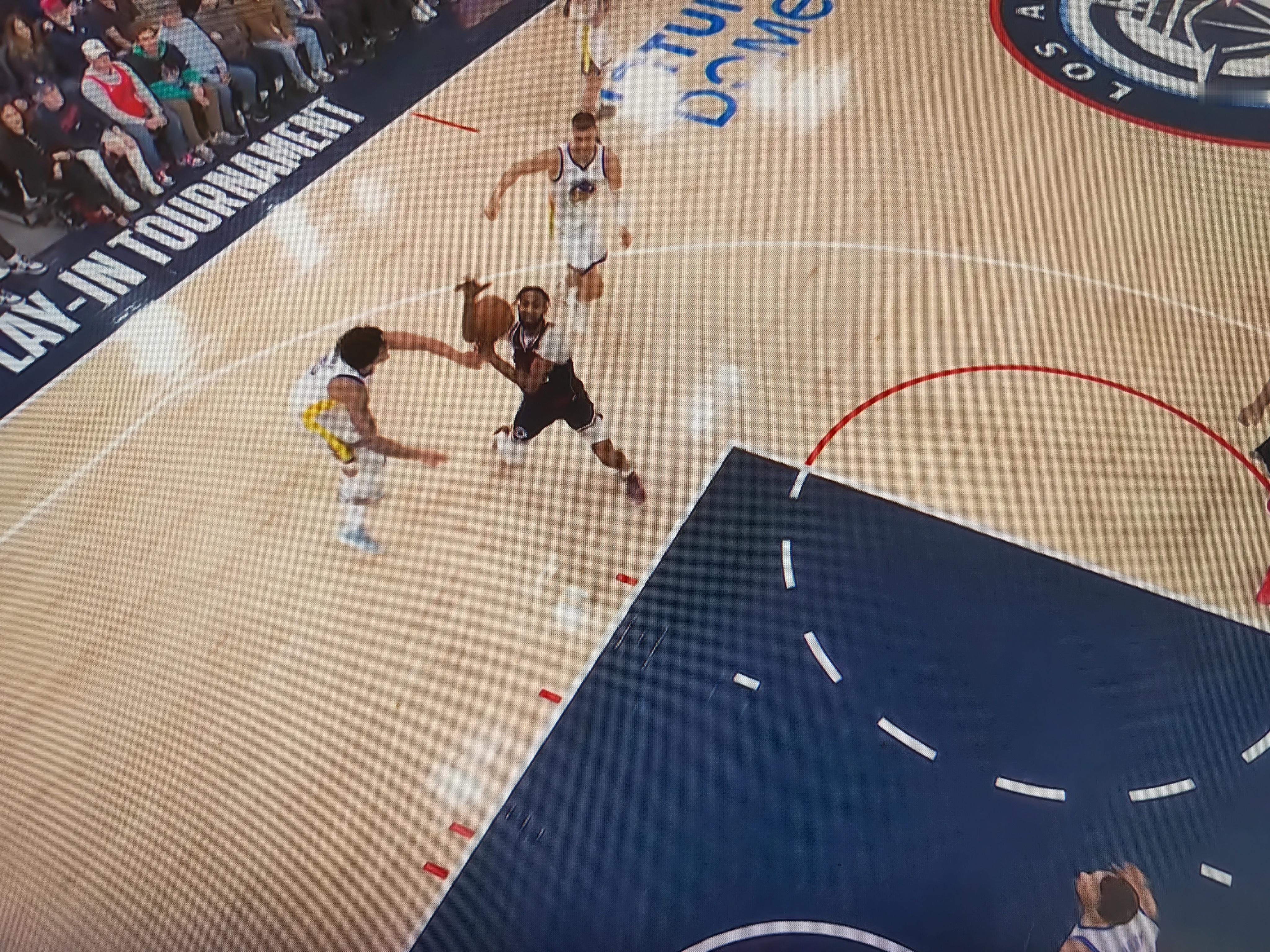 小琼斯有点受伤。勇士vs快船nba附加赛