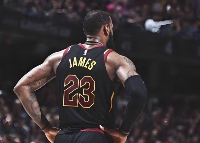 湖人老板珍妮·巴斯这次真是说得让人意外，她直接表示詹姆斯可能会选择悄悄地退役。