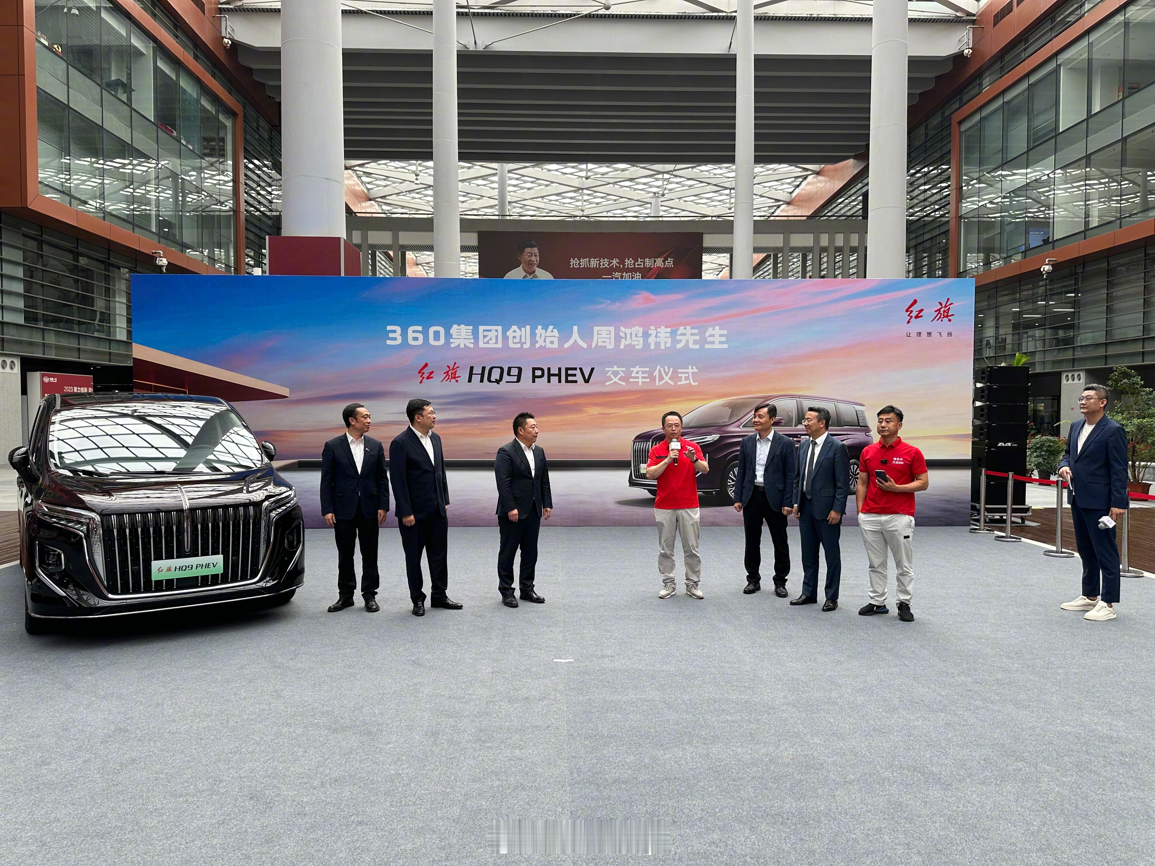 这周鸿祎到哪都带着这个褚会长啊？ 这S级迈巴赫买得值[doge][doge]红旗