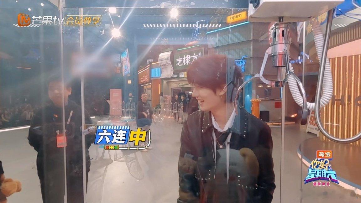 丁程鑫想往娃娃机里放周边丁程鑫抓娃娃名场面！六连抓封神，空爪后秒变 “周边策划师