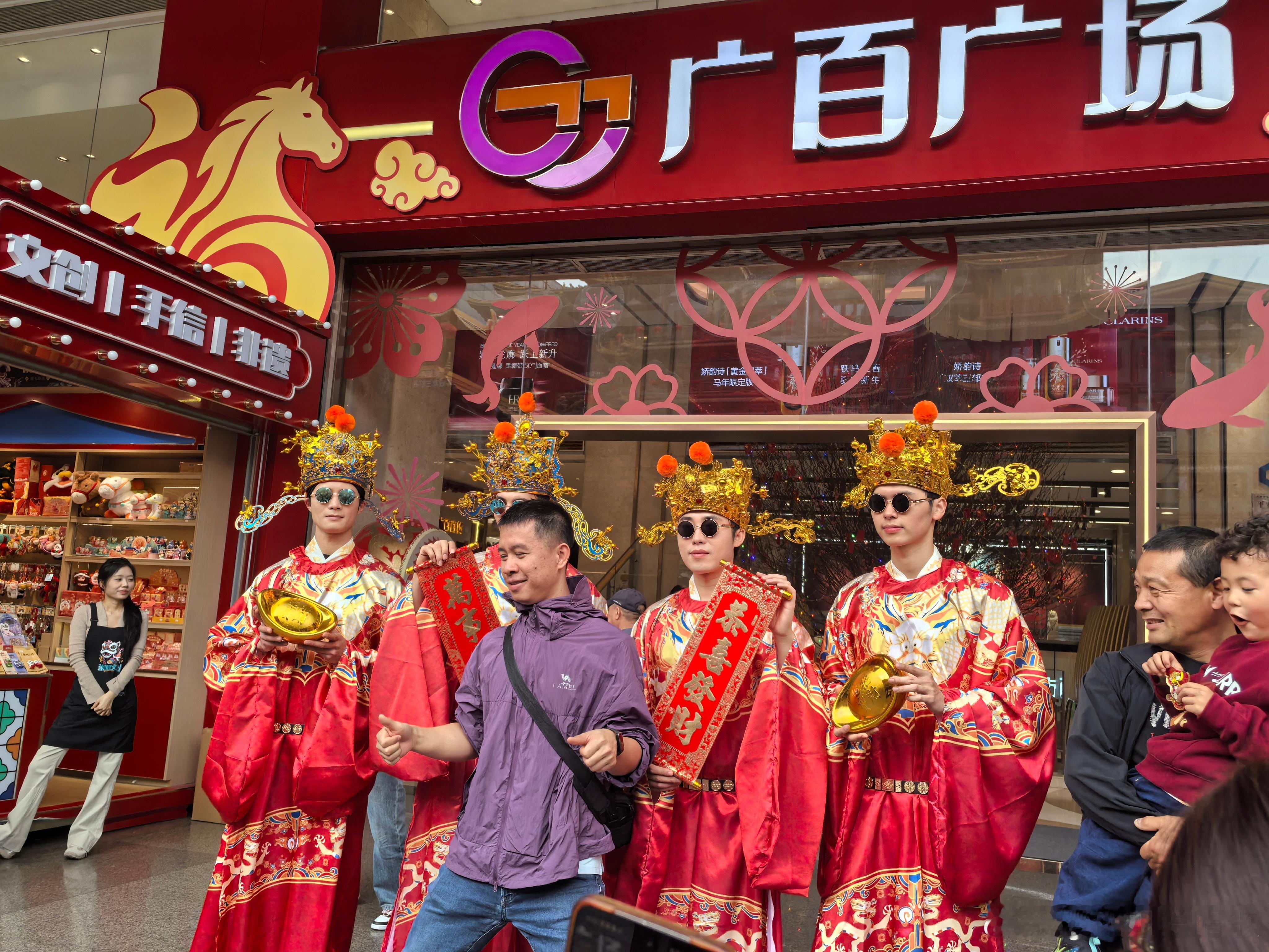 小时候物质奇缺，只有过年才能敞开肚皮吃吃吃，经常容易吃撑了，还是年年都盼望着过年