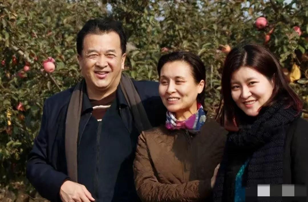 真是虎父无犬女。
黄宏的女儿黄兆函，现在也是一名优秀的创作人。
现年32岁，毕业