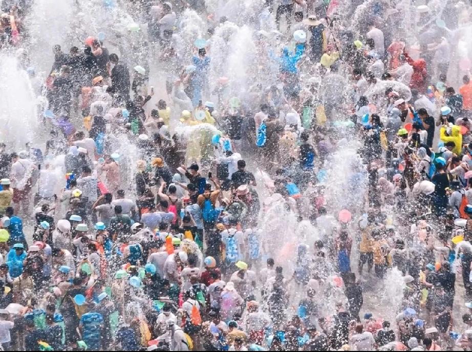 泼水节楼上“偷袭”——玩水还是玩命？

刷到一条视频，云南泼水节，一个女子在楼上