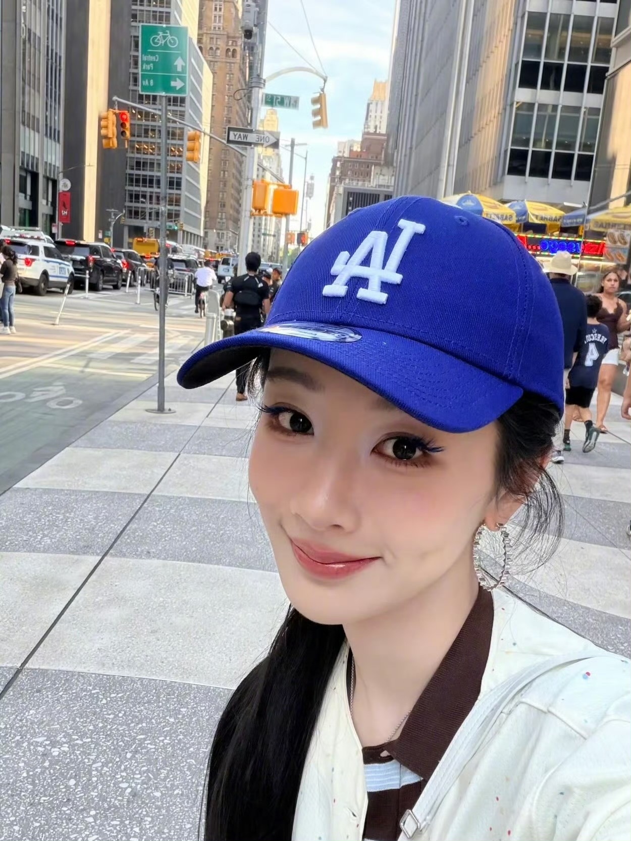 杨紫现身MLB棒球比赛现场，今天是运动风紫完全元气少女来的～ 
