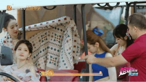 张艺凡戚薇毯子还能塞下一个我吗 张艺凡和戚薇的贴贴取暖名场面！用披肩紧紧相拥抵御