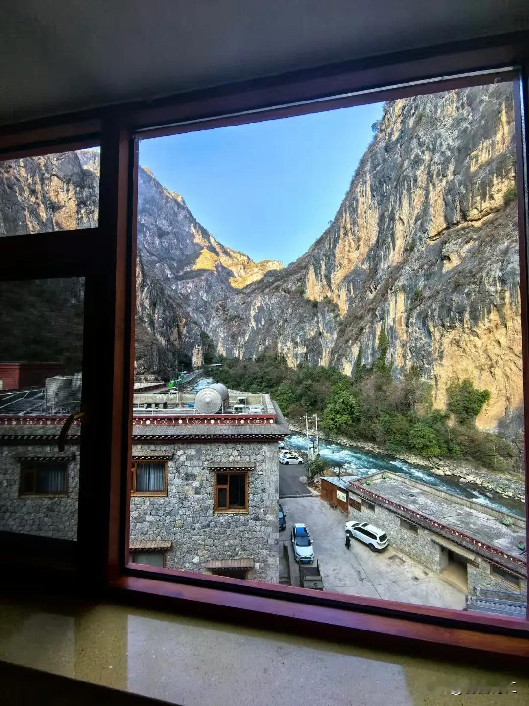 山水画卷里，古韵悠然现。
（张紫狼拍摄西藏风景）