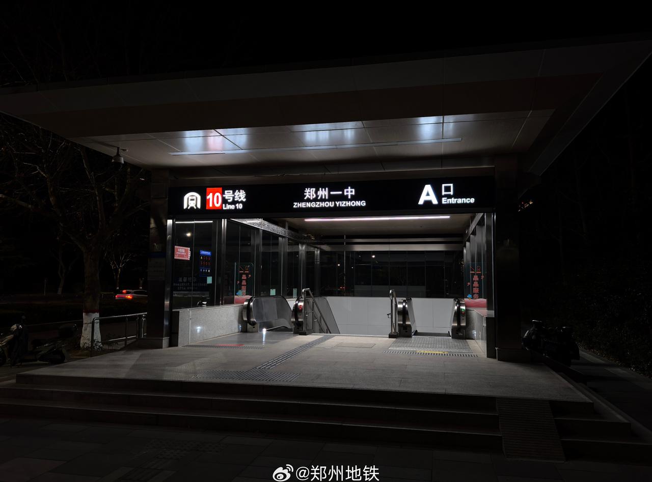 郑州地铁 一年的进度条悄悄滑到了只剩下99天，愿今晚的月光能温柔抚慰这一年的奔波