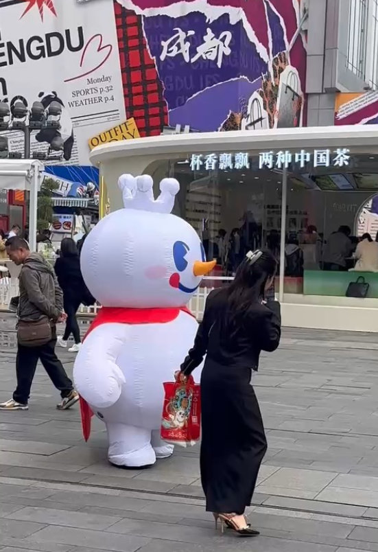 蜜雪冰城香飘飘联手整顿奶茶刺客 蜜雪冰城和香飘飘这波属于商战届的泥石流！飘你怎么