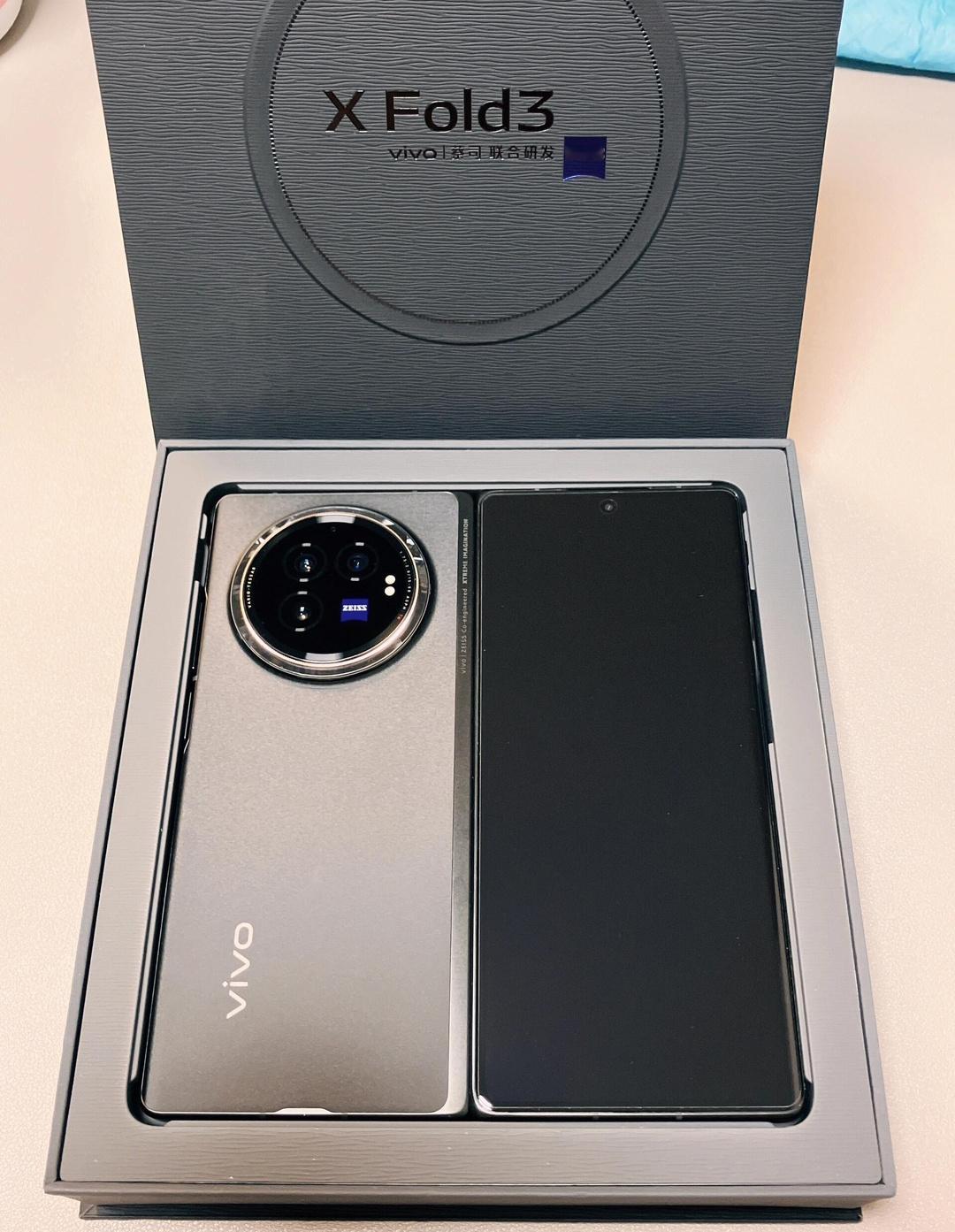 图个新鲜买的vivo x fold3，用了两周了，没想到感觉不错，比之前买过的折