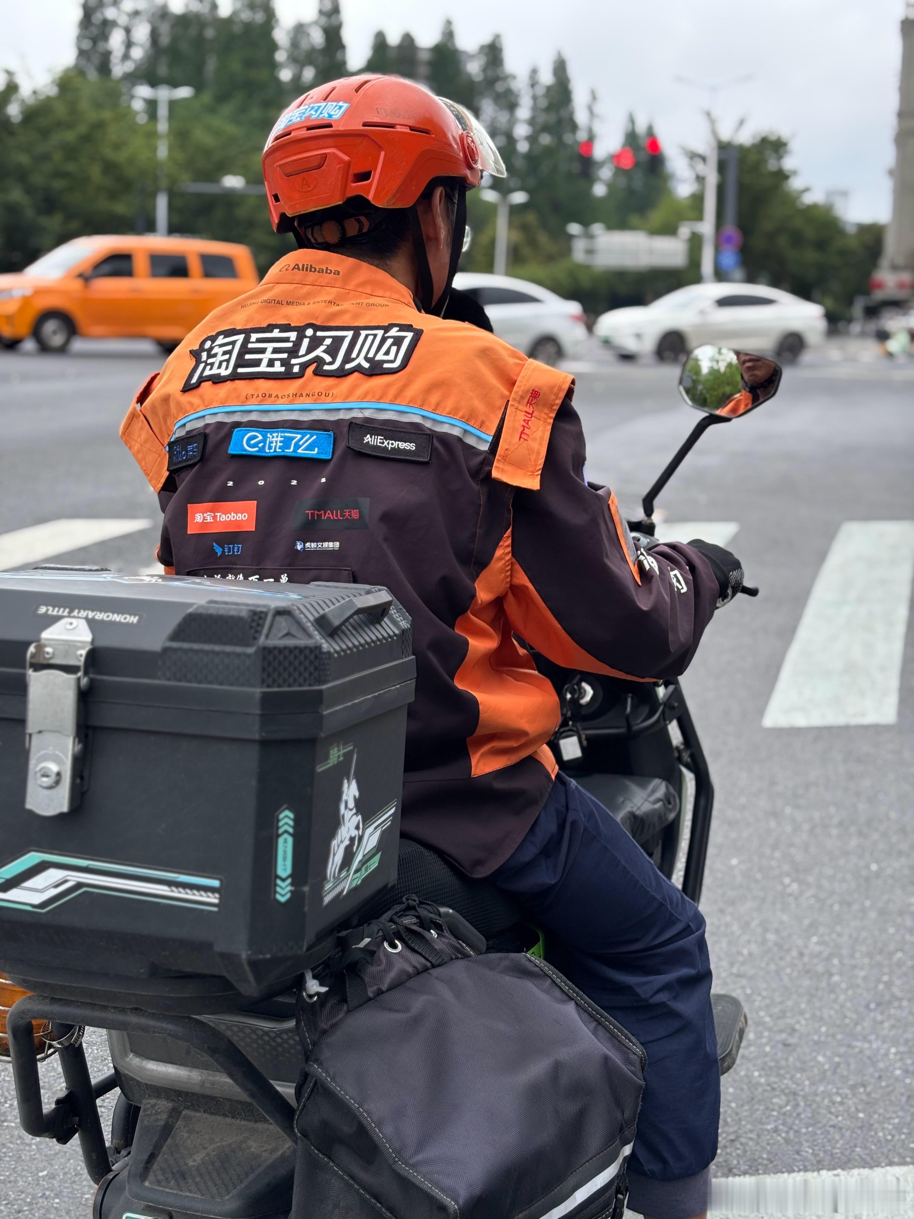 边走边爱，人山人海拿着车票微笑着等待 