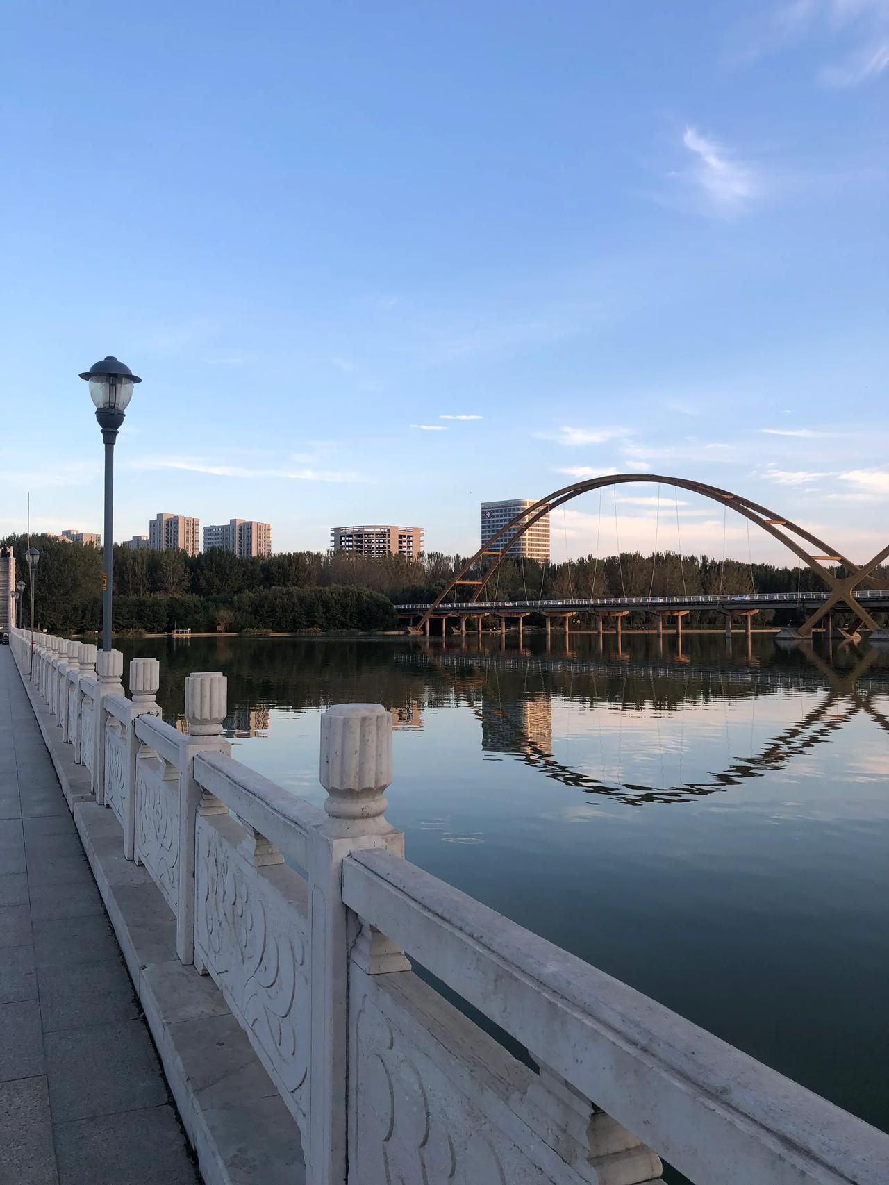 气温还是慢慢的回升
低温上来了
潍河的水解冻了
尽管风在呼呼的刮
波纹翻滚
绿皱